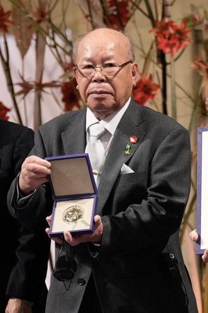 日本原子彈和氫彈受害者委員會(日本被團協)代表田中重光持著獎章受獎=10日、奧斯陸(AFP時事)
