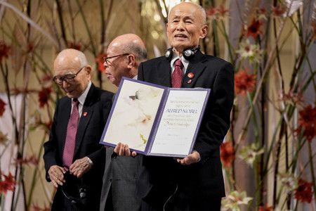 日本原子彈氫彈受害者協會理事會(日本被團協)代表委員箕牧智之(右)手持得獎證書=10日、奧斯陸(AFP時事)