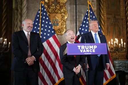 美國準總統川普(右)和軟銀集團董事長兼執行長孫正義(中)在佛羅里達州海湖莊園舉行記者會=16日、棕櫚灘(AFP時事)