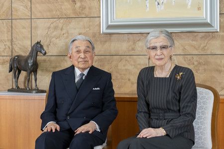 上皇在91歲生日前與上皇后合影=11日下午、東京都港區的仙洞御所(宮内廳提供)