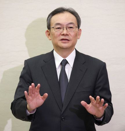 三菱UFJ銀行行長半澤淳一就前銀行職員保險箱監守自盜案接受採訪=17日上午、東京都千代田區