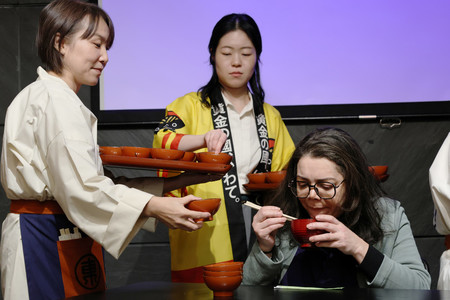在岩手縣食品推廣活動中,參與者品嚐碗子蕎麥麵,2025年1月27日,紐約