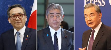 (由右至左)中國政治局委員、外交部長王毅、中國外交部長岩屋毅和韓國外交部長趙兌烈將於22日舉行會晤。