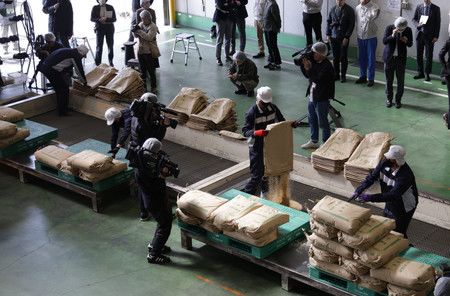 政府庫存米從碾米廠的袋子中取出=18日下午、埼玉縣内