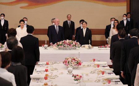 天皇和皇后兩陛下以及巴西總統盧拉(中左)出席國宴。最右邊是第一夫人=25日下午、皇居・宮殿「豐明殿」