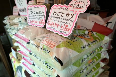 農林水產大臣小泉進次郎參觀的碾米廠正在販售白米=23日、東京都江東區