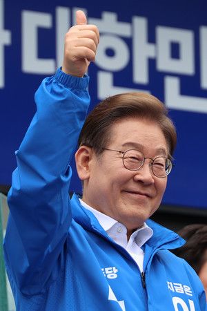 韓國最大進步派反對黨「共同民主黨」前黨魁李在明=24日、首爾近郊・富川市(EPA時事)
