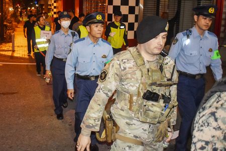 為因應一系列美軍士兵性暴力事件,美軍與沖繩縣警察進行聯合夜間巡邏=4月18日、沖繩縣沖繩市(AFP時事)