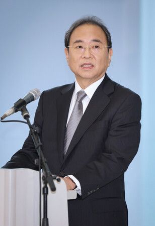 股東大會結束後,富士媒體控股社長清水賢治接受採訪=25日上午、東京都港區