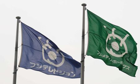 富士媒體控股(右)和富士電視台的公司旗幟