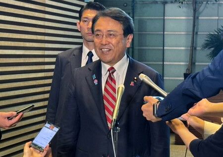 經濟再生擔當大臣赤澤亮正向首相石破茂報告第七次日美關稅談判後接受採訪=30日上午、首相官邸