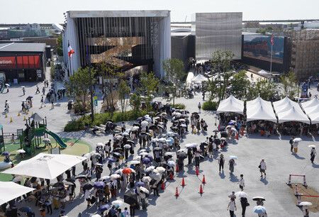 在大阪・關西世博會場,人們排隊等候進入展館=8日、大阪市此花區
