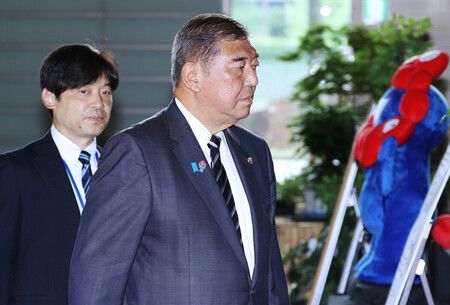 首相石破茂(右)於26日上午進入東京永田町的首相官邸