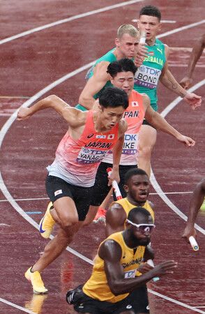 男子4x100公尺接力決賽,第二棒柳田大輝(前起第三位)從小池祐貴(前起第四位)手中接過接力棒,開始衝刺。攝於21日,東京國立競技場