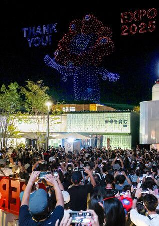 13日晚間,在大阪・關西世博會閉幕前夕,現場展示了無人機表演。攝於大阪市此花區