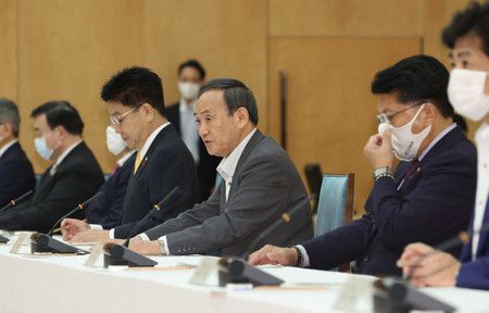 在數位改革關係閣僚會議上發言的日本首相菅義偉（右邊第3人）。右邊第2人則為日本數位改革擔當相平井卓也＝23日上午於首相官邸