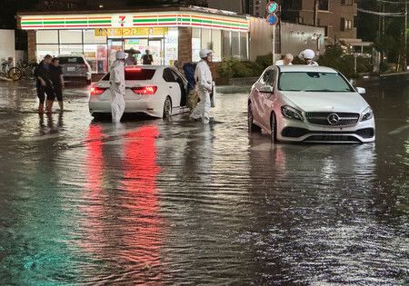 大雨導致道路積水=13日晚間、千葉縣市川市