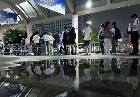 受到大雨影響無法返家的民眾排隊等候計程車=13日深夜、千葉市美濱區JR海濱幕張站前