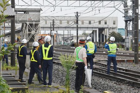 國土交通省鐵路事故調查官等人調查東武鐵道特急列車「SPACIA X」撞擊作業員、造成4人死亡的新鹿沼站站內。20日下午、栃木縣鹿沼市