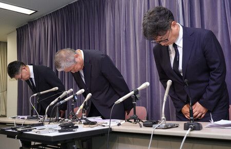 事故造成4人死亡後,東武鐵道鐵路事業本部長鈴木孝郎(中央)等人在記者會上低頭致歉。20日下午、國土交通省