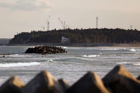 從請戶海岸眺望東京電力福島第一核電廠的排氣筒。3月9日、福島縣浪江町