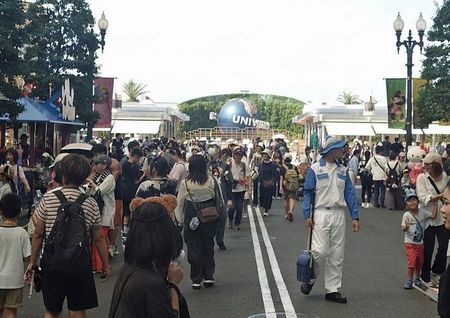 觀光客擠滿日本環球影城(USJ)。2025年8月、大阪市此花區