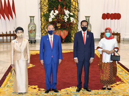 在印尼總統宮殿入口的日本首相菅義偉（中央左）與夫人真理子（左），與印尼總統佐柯威（同右）及伊莉亞娜夫人合影＝20日午後、印尼・茂物市（官方代表撮影）