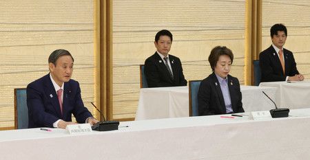 在東京奧運、帕運競技大會推進本部會議上發言的日本首相菅義偉（左）＝23日上午、於首相官邸。