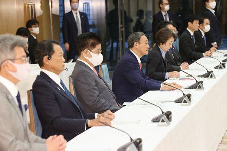 在東京奧運、帕運競技大會推進本部會議上發言的日本首相菅義偉（左下數來第4人）＝23日上午、於首相官邸。