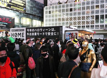 因應萬聖節活動在澀谷車站前出現的變裝人士＝10月31日午後、於東京都澀谷區
