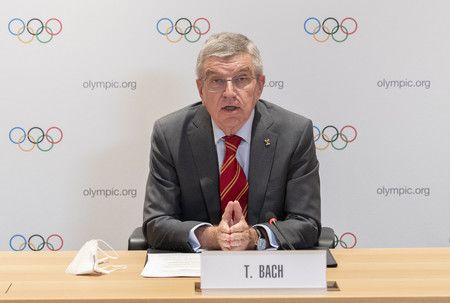 在11月11日時於網路上召開記者會，親自出席的國際奧委會會長巴赫（IOC提供）