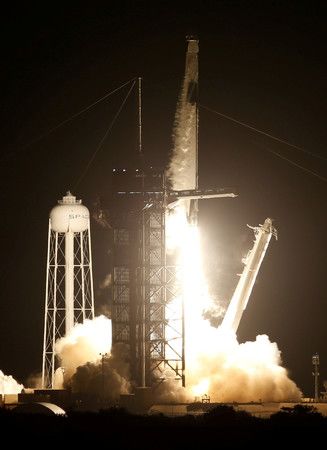 搭載日本太空人野口聰一等四人的民間太空船SpaceX載人1號與獵鷹9號運載火箭＝15日、於美國佛羅里達州甘迺迪太空中心（路透社＝時事）
