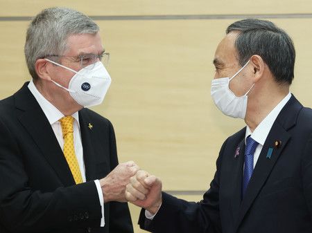 國際奧委會（IOC）巴赫會長對菅義偉首相致意，菅義偉則用拳頭與其互擊致意＝16日上午、於首相官邸