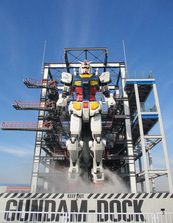 人氣動畫「機動戰士鋼彈」卡通動畫播放滿40周年，日本當地作出高約18公尺等同身高大的鋼彈＝30日下午、横濱市（C）創通・Sunrise