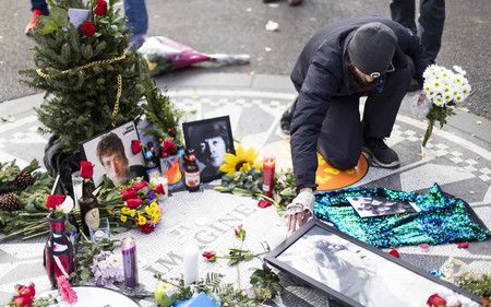 12月8日，在紐約的約翰藍儂STRAWBERRY-FIELDS紀念碑前獻上花束的男性（EPA時事）