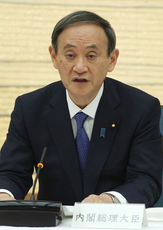 在新型冠狀病毒感染症對策本部會議上發言的日本首相菅義偉＝14日下午於首相官邸