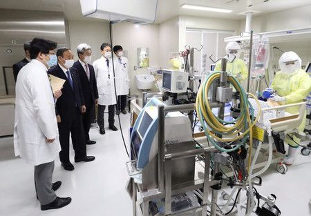 視察國立國際醫療研究中心的菅義偉首相（左邊第2人）＝14日下午、於東京都新宿區（内閣公關室提供）
