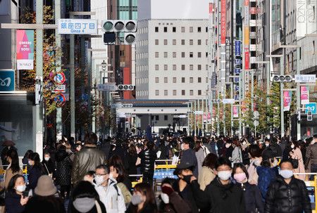 在東京銀座步行者天國區戴著口罩交錯而行的人們＝20日