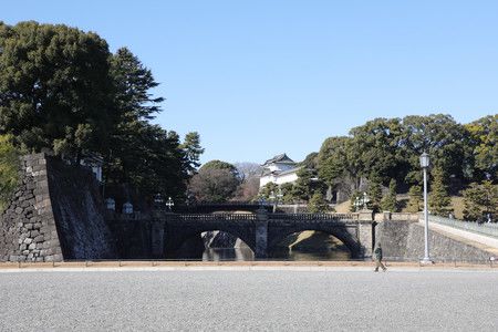 2021年新年一般慶賀參觀停辦後,人煙稀少的皇居二重橋前=1月2日、東京都千代田區