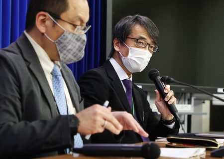日本國立感染症研究所的所長脇田隆字（右）召開記者會，確認日本出現首例新型冠狀病毒變種但是感染途徑不明的患者。＝１８日晚上、於厚生勞動省
