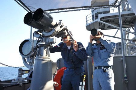 在中東海域進行情報蒐集活動的海上自衛隊護衛艦「村雨」船員＝2020年12月（日本統合幕僚監部提供）