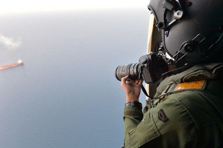 在中東海域進行情報蒐集活動的海上自衛隊護衛艦「霧雨」搭載直升機的人員＝2020年9月（日本統合幕僚監部提供）
