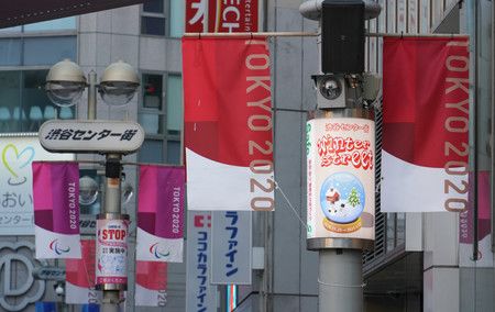 新型冠狀病毒的感染擴大同時，澀谷中心街的街燈依然高掛東京奧運簾幕。
