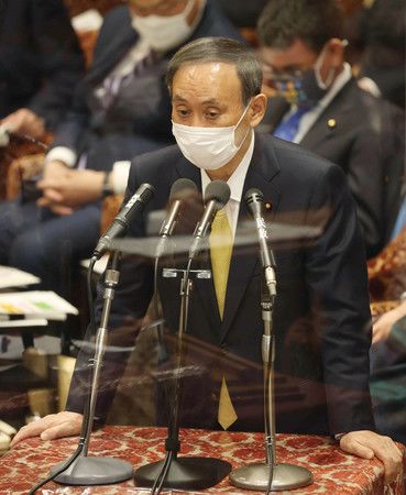 在衆議院予算委員會上接受質詢的首相菅義偉=26日、國會內