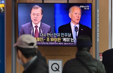 韓國總統文在寅（左）與美國總統拜登（右）的新聞影像＝2020年11月、首爾（AFP時事）