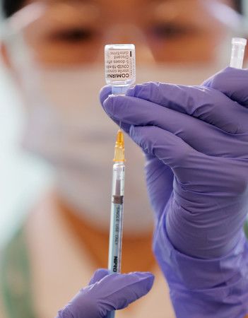 將新型冠狀病毒疫苗吸入注射器＝17日上午、東京都目黒區的國立醫院機構東京醫療中心