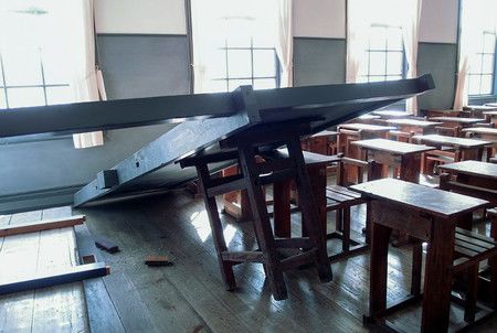 福島縣海域地震，復刻的教室黑板倒塌的舊福島縣尋常中學校=該縣郡山市（安積歷史博物館提供）