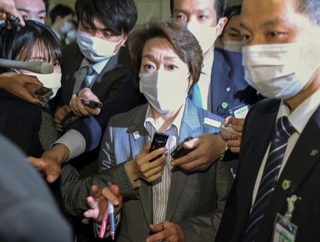 被記者團包圍的東京奧運‧女性活躍擔當大臣橋本聖子（中央）＝17日午後、國會内