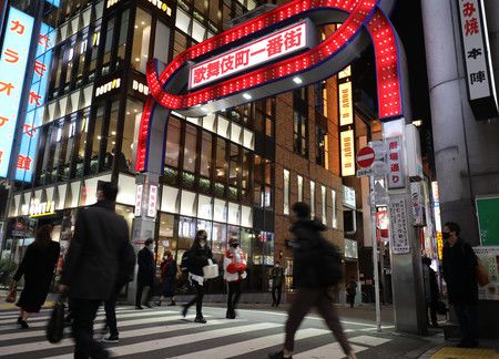 人潮依舊稀疏的新宿歌舞伎町一番街入口＝2月2日晚上、東京都新宿區