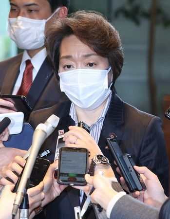 正式跟菅義偉首相提出辭呈後，接受記者團詢問的橋本聖子奧運大臣＝18日午後、於首相官邸